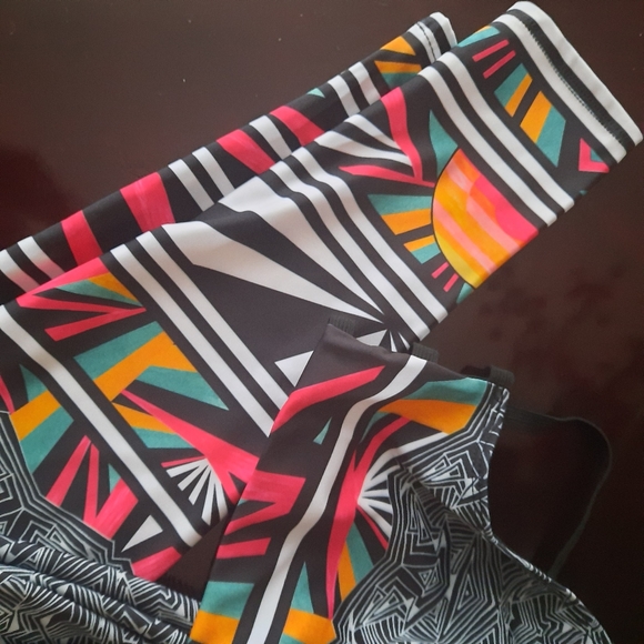 SALE $38 ONZIE HOT YOGA GRAPHIC LEGGINGS NEW - Picture 4 of 7